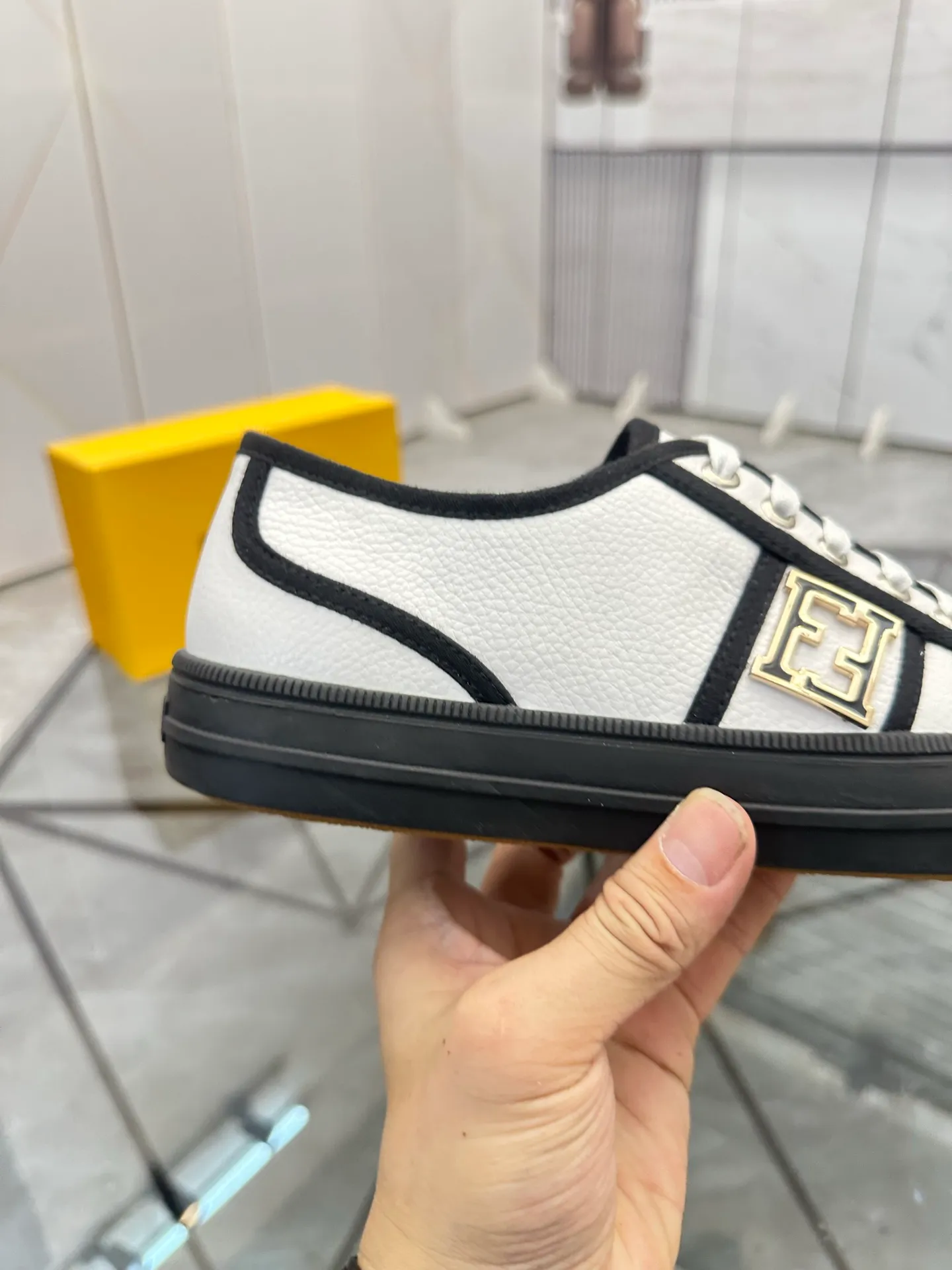 Selling men's shoes 💰: 💰P440¥ Product trademark: Fendi* "Fendi*" low-top casual shoes Regular size: 38-44 (can be customized to 45) Product materials: imported cowhide upper, sheepskin lining, original outsole. No.:6735